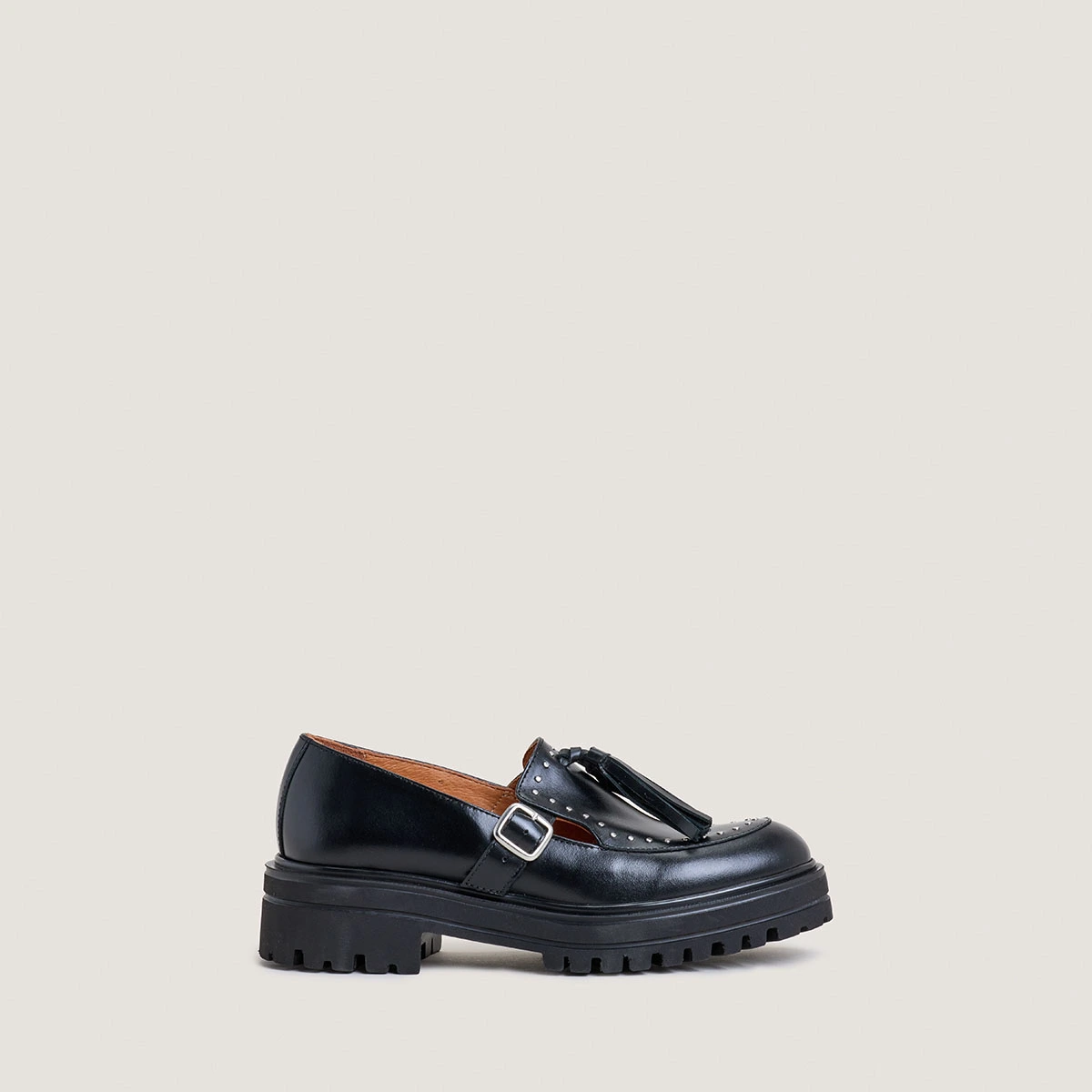 Chunky sole loafers with tassels in black leather | AIMANTE