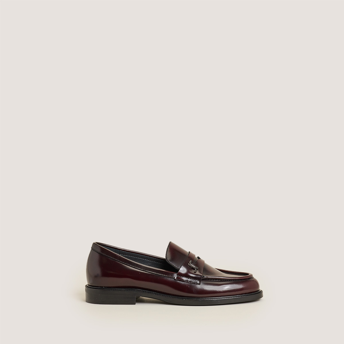 Round-toe monogrammed loafers in burgundy patinated leather | DUEDI