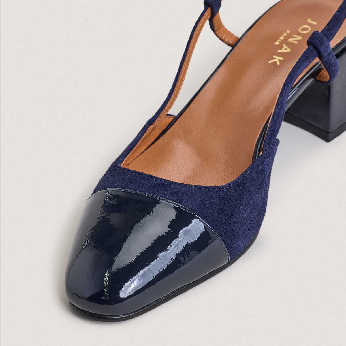 Low-heel slingbacks in navy patent leather and velvet | DHAPOPY