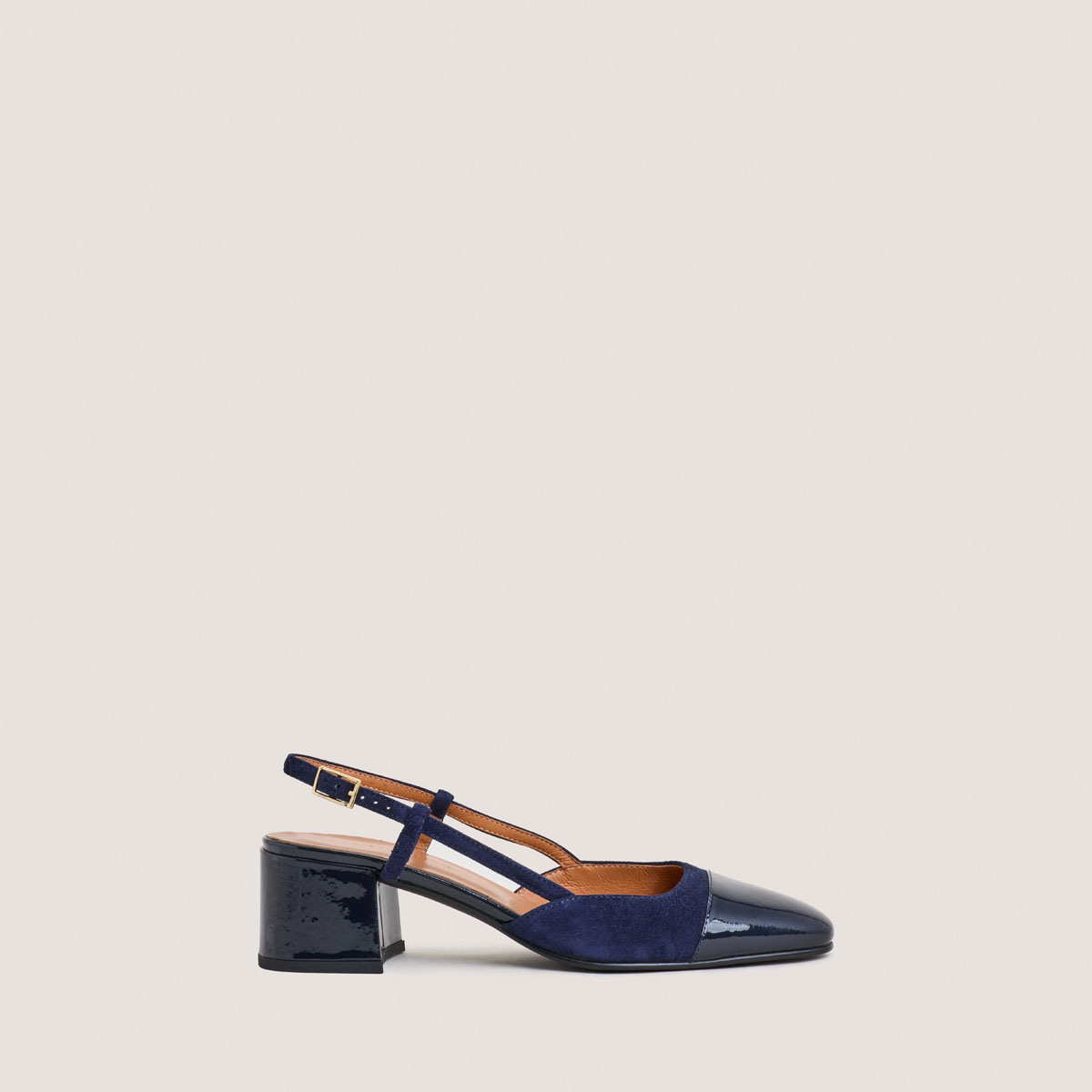 Low-heel slingbacks in navy patent leather and velvet | DHAPOPY