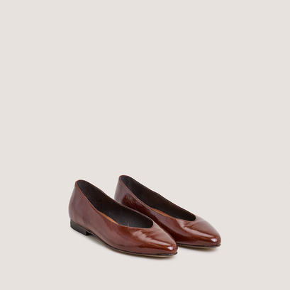 Ballet flats with pointed toe in shiny brown leather | dassus
