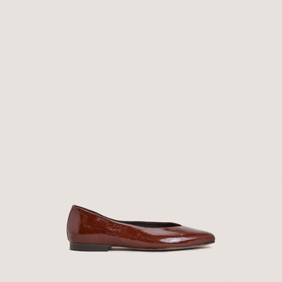 Ballet flats with pointed toe in shiny brown leather | dassus