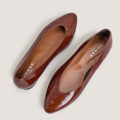 Ballet flats with pointed toe in shiny brown leather | dassus
