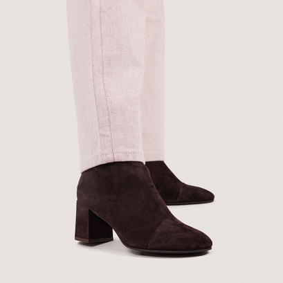 Heeled ankle boots in dark brown velvet | doniama
