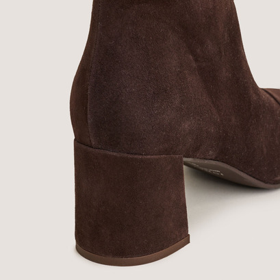 Heeled ankle boots in dark brown velvet | doniama