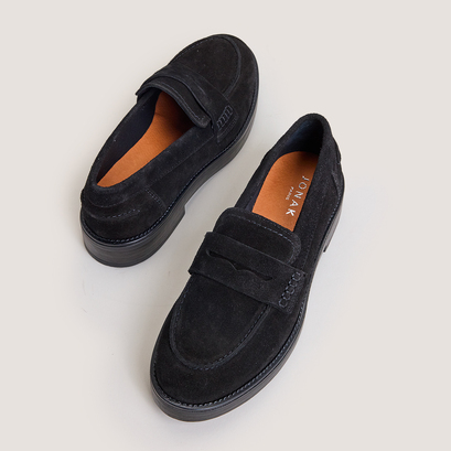 Loafers with rounded toe in black suede | mirna