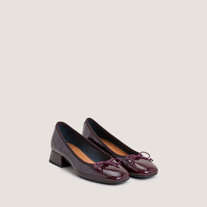 Heeled ballet flats in burgundy pleated patent leather | dybil