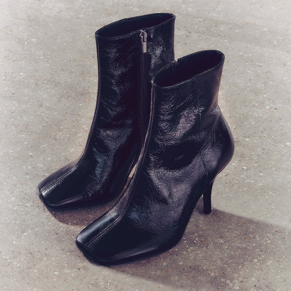 Square-toe booties with thin heels in shiny black leather | belfast