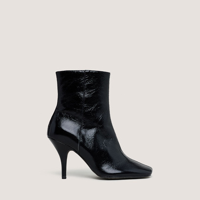 Square-toe booties with thin heels in shiny black leather | belfast