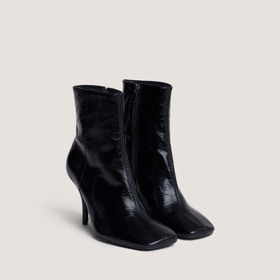 Square-toe booties with thin heels in shiny black leather | belfast