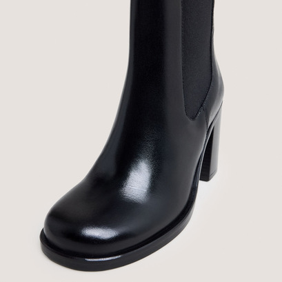 Elastic booties with rounded toes in black leather | break