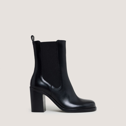 Elastic booties with rounded toes in black leather | break