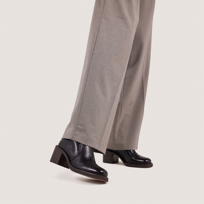 Laminated heel booties in aged black leather | beaute