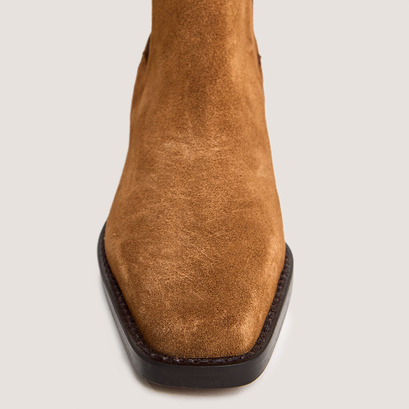 Pointed-toe booties with beveled heels in cognac split leather | boa