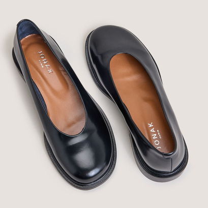 Ballet flats with low heels and round toes black