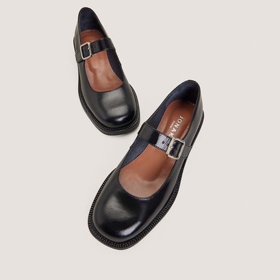 Ballet flats with straps and round toes in black leather | daz