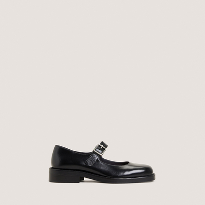 Ballet flats with straps and round toes in black leather | daz
