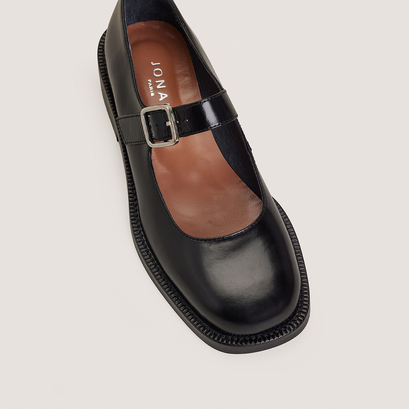 Ballet flats with straps and round toes in black leather | daz