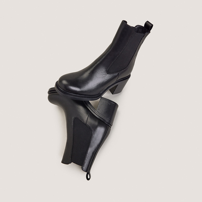 High-heeled boots in black leather | maya