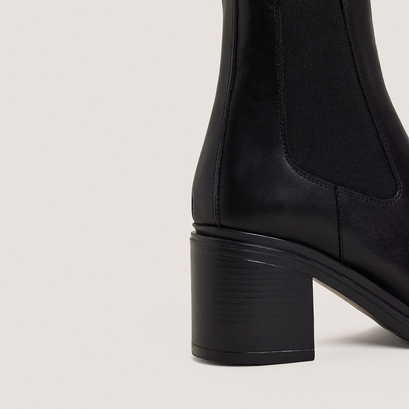 High-heeled boots in black leather | maya