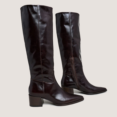 Pointed-toe boots in dark brown leather | priere