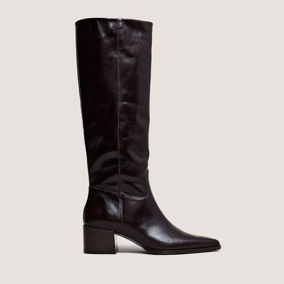 Pointed-toe boots in dark brown leather | priere