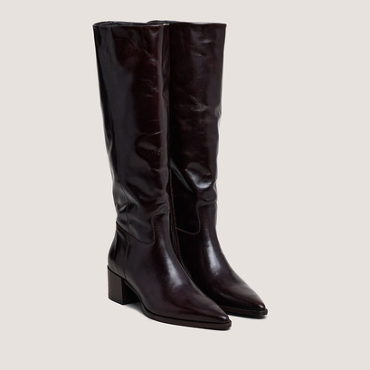 Pointed-toe boots in dark brown leather | priere