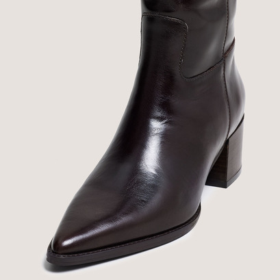 Pointed-toe boots in dark brown leather | priere