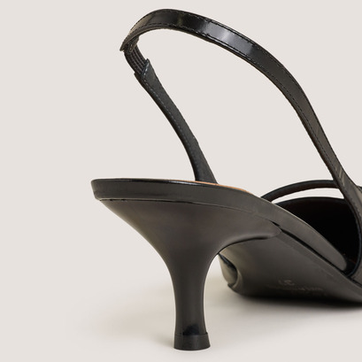Pointed-toe pumps in black glazed leather | damoiselle