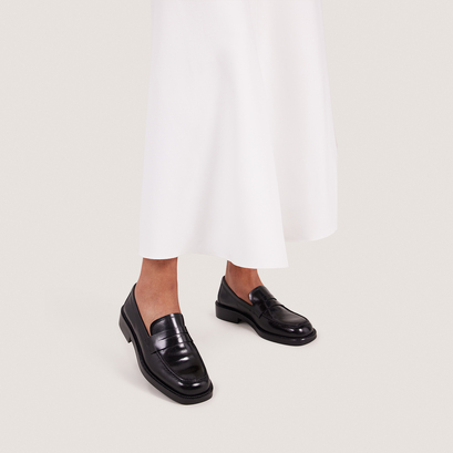 Round-toe loafers in black leather | devann