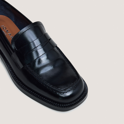 Round-toe loafers in black leather | devann