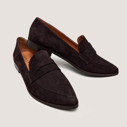 Pointed-toe loafers in dark brown velvet | amida
