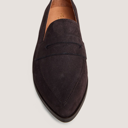 Pointed-toe loafers in dark brown velvet | amida