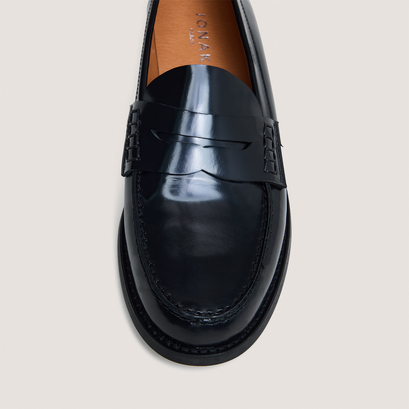 Penny loafers with raised soles in black glazed leather | audelya