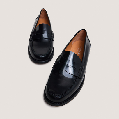 Penny loafers with raised soles in black glazed leather | audelya