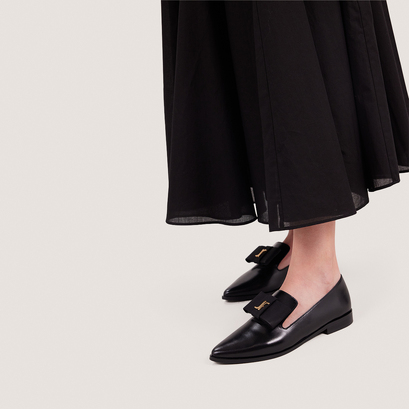 Pointed-toe loafers in black leather | adoree