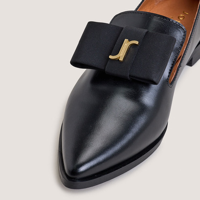 Pointed-toe loafers in black leather | adoree