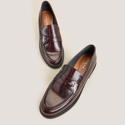 Round-toe monogrammed loafers in burgundy patinated leather | duedi