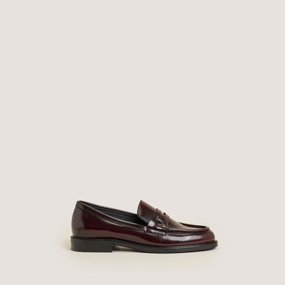 Round-toe monogrammed loafers in burgundy patinated leather | duedi