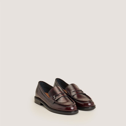 Round-toe monogrammed loafers in burgundy patinated leather | duedi