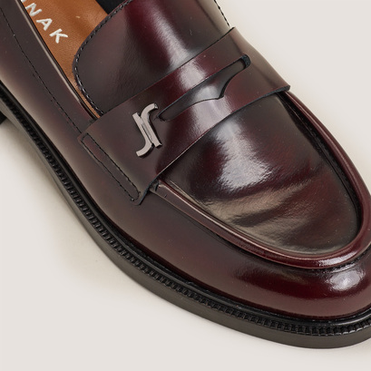Round-toe monogrammed loafers in burgundy patinated leather | duedi