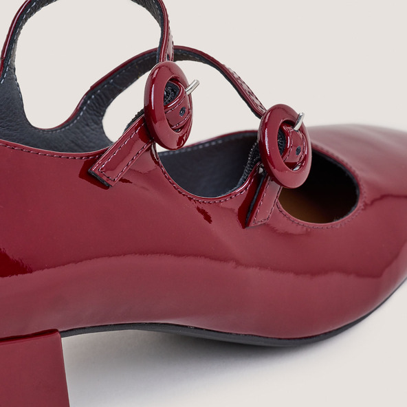 Mary Janes with double straps and rounded toe in burgundy patent leather | DELOU