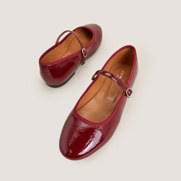 Ballet flats with straps in pleated marroon patent leather | DOUCEUR