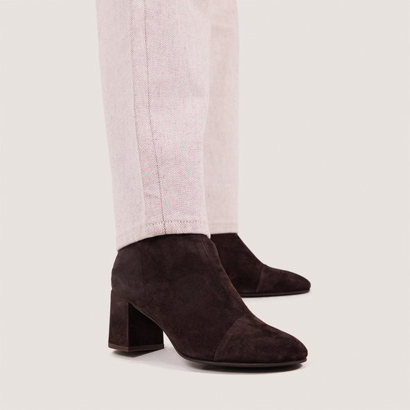 Heeled ankle boots in dark brown velvet | DONIAMA