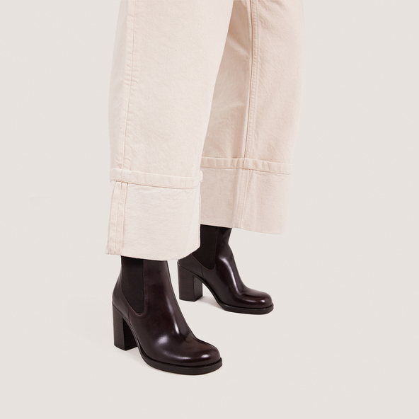 Elastic Booties with Rounded Toes in dark brown leather | BREAK