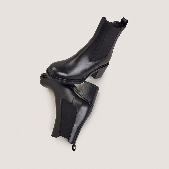 High-heeled boots in black leather | MAYA