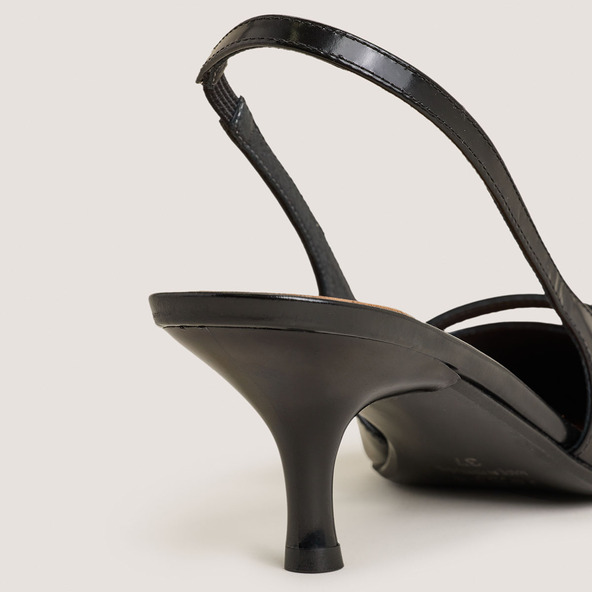 Pointed-toe pumps in black glazed leather | DAMOISELLE