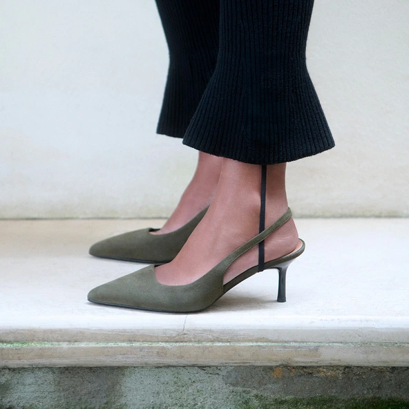 Pointed-toe pumps in khaki velvet | DIAMANTINE