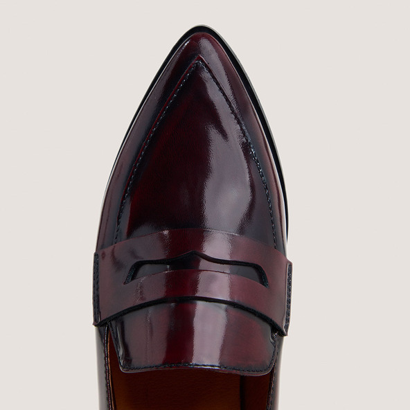 Pointed-toe loafers in burgundy patinated leather | AMIDA