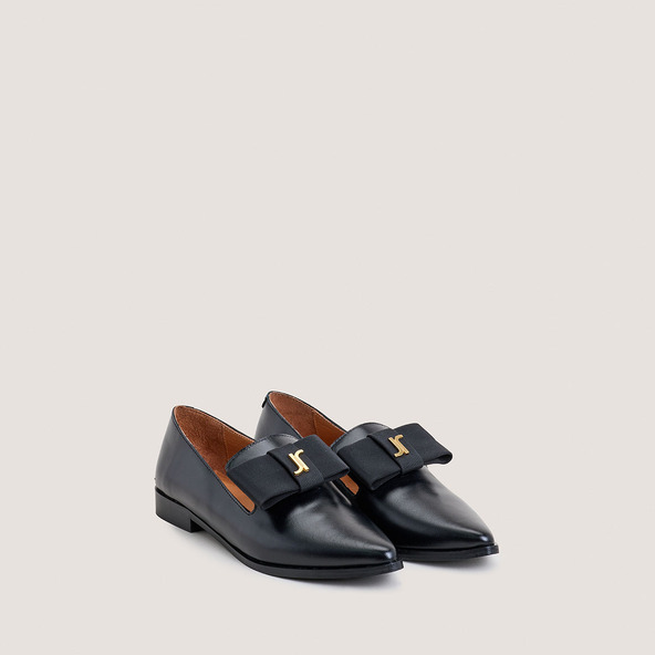 Pointed-toe loafers in black leather | ADOREE